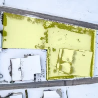drohnenfoto markiertes grundstück mit schnee