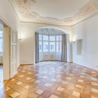 immobilienfoto interieur altbau mit stuckdecke