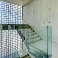immobilienfoto interieur treppenhaus mit glasfronten