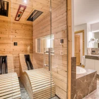 immobilienfoto interieur badezimmer mit infrarotsauna