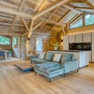 immobilienfoto interieur chalet wohnküche mit kamin