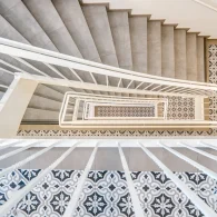 immobilienfoto interieur treppenhaus mit gemustertem fliesenboden