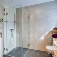 immobilienfoto interieur badezimmer mit glasdusche