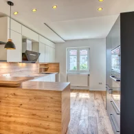 immobilienfoto interieur küche mit kücheninsel aus holz