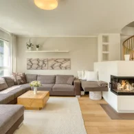 immobilienfoto interieur wohnzimmer mit kamin und wendeltreppe