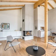 immobilienfoto interieur wohnbereich mit feuer im kamin