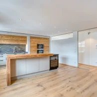 immobilienfoto interieur wohnküche mit kücheninsel aus holz